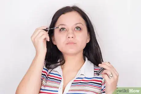Immagine titolata Apply Eye Makeup With Contact Lenses Step 4