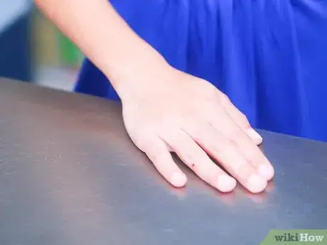 Immagine titolata Stop Static on a Dress Clinging to You Step 5