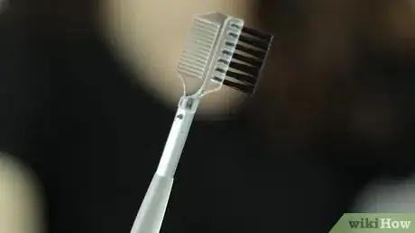 Immagine titolata Thread Your Eyebrows Step 3