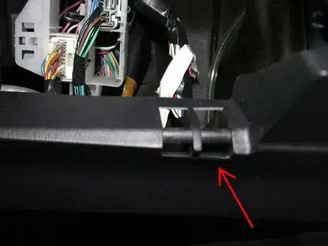 Immagine titolata Accertati che il cassetto si appoggi sulle relative cerniere.