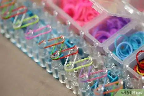 Immagine titolata Make a Rainbow Loom Bracelet Step 4