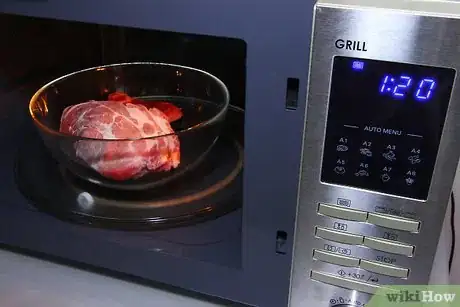 Immagine titolata Defrost Meat in the Microwave Step 11