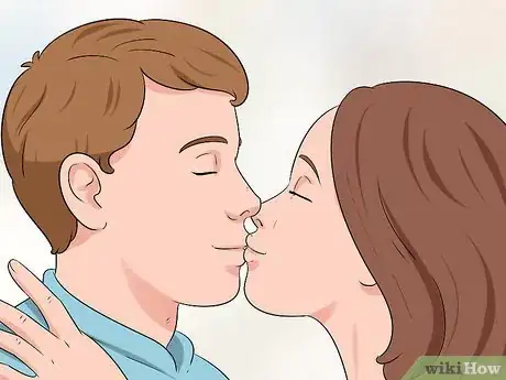 Immagine titolata Peck Kiss a Guy Step 7