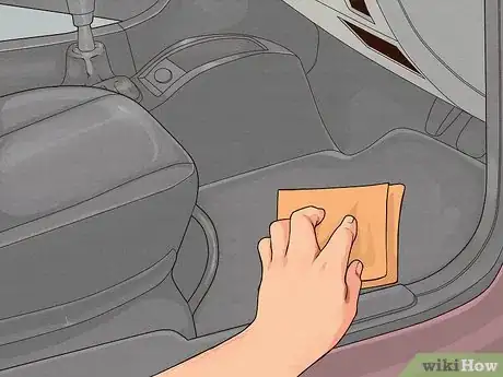 Immagine titolata Shampoo Car Interior Step 9