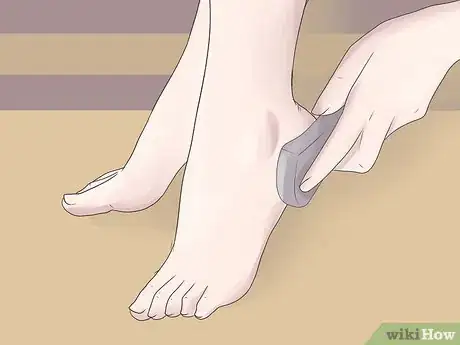 Immagine titolata Perform a Professional Salon Pedicure Step 7