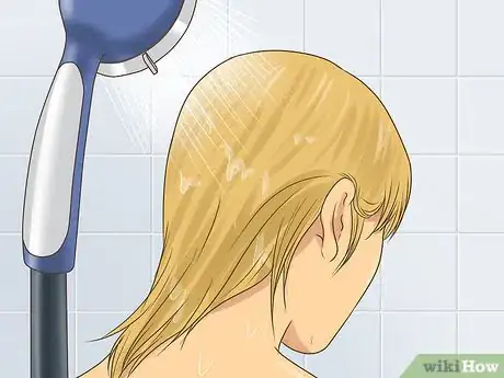 Immagine titolata Lowlight Hair Yourself Step 16