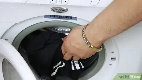 Immagine titolata Get Acrylic Paint Out of Clothes Step 19