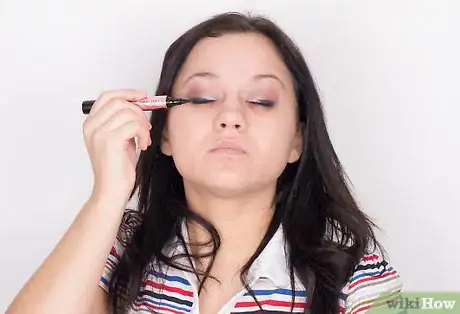 Immagine titolata Apply Eye Makeup With Contact Lenses Step 6