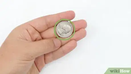 Immagine titolata Roll a Coin on Your Knuckles Step 1