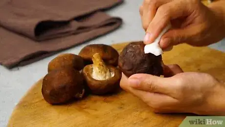 Immagine titolata Saute Mushrooms Step 1