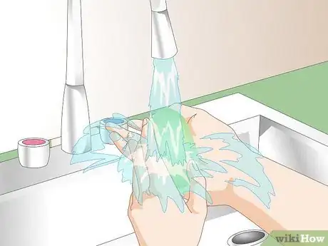 Immagine titolata Remove a Live Mouse from a Sticky Trap Step 10