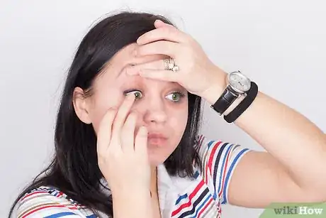 Immagine titolata Apply Eye Makeup With Contact Lenses Step 3