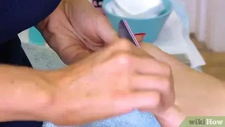 Immagine titolata Perform a Professional Salon Pedicure Step 13