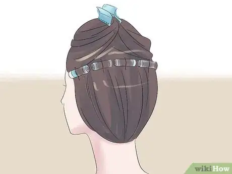 Immagine titolata Style Hair With Hot Rollers Step 19