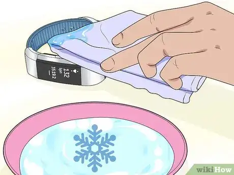 Immagine titolata Clean a Fitbit Band Step 19
