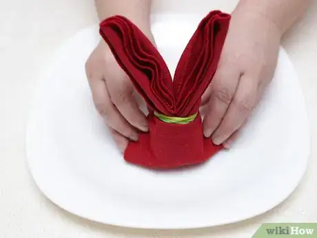 Immagine titolata Fold a Cloth Napkin Step 42