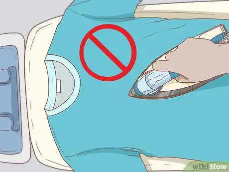 Immagine titolata Remove Fabric Paint from Clothes Step 2