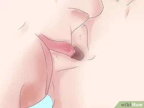 Immagine titolata Bite Someone's Lip Step 7