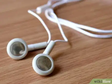 Immagine titolata Clean Your iPod Earbuds Step 4