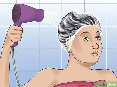 Immagine titolata Dye Your Hair Brown After It Has Been Dyed Black Step 3