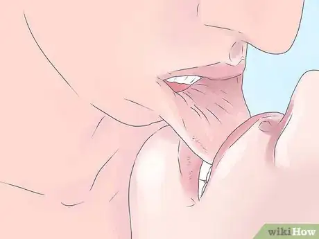 Immagine titolata Bite Someone's Lip Step 6