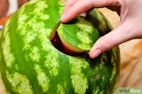 Immagine titolata Plug, Spike, or Cork a Watermelon Step 9