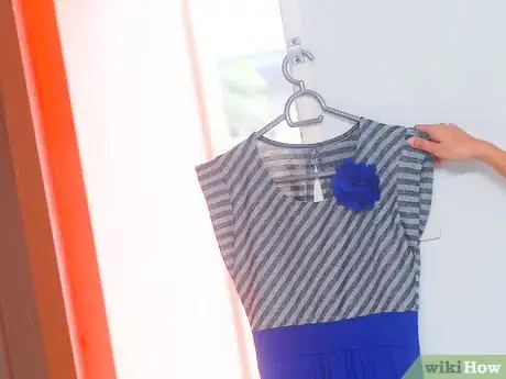 Immagine titolata Stop Static on a Dress Clinging to You Step 10