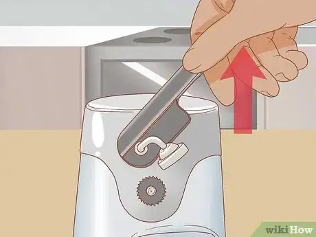 Immagine titolata Use a Can Opener Step 5