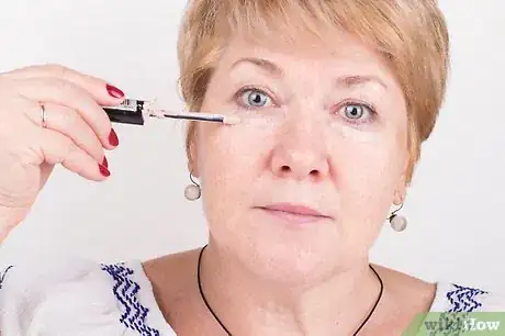 Immagine titolata Apply Eye Makeup (for Women Over 50) Step 10