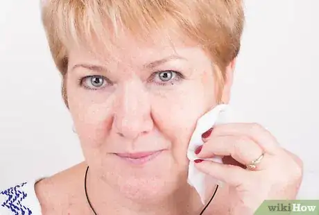 Immagine titolata Apply Eye Makeup (for Women Over 50) Step 2