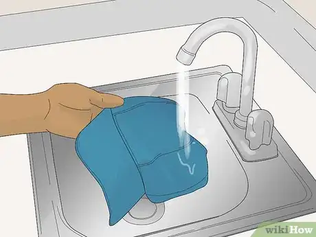 Immagine titolata Get Sweat Stains Out of Hats Step 5