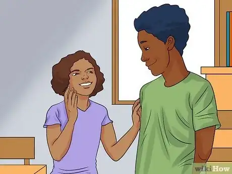 Immagine titolata Tell if a Girl in Your Class Likes You (High School) Step 7