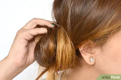 Immagine titolata Style Wavy Hair Step 3