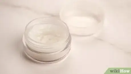 Immagine titolata Make Glitter Lip Gloss Step 6