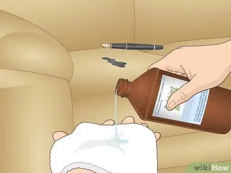 Immagine titolata Get a Stain out of a Microfiber Couch Step 5