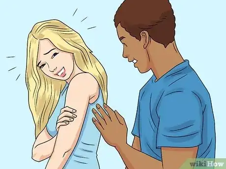 Immagine titolata Tell if a Girl in Your Class Likes You (High School) Step 5