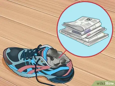 Immagine titolata Stop Your Shoes from Squeaking Step 6