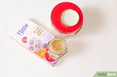 Immagine titolata Wax Your Face Step 1