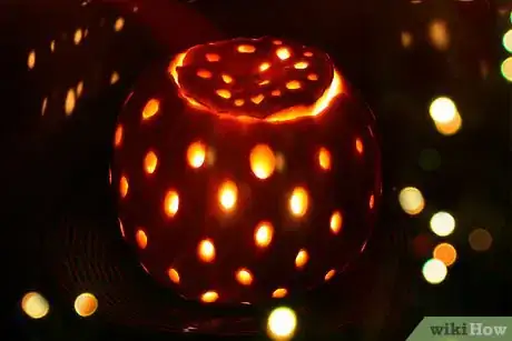 Immagine titolata Carve a Disco Ball Pumpkin Intro