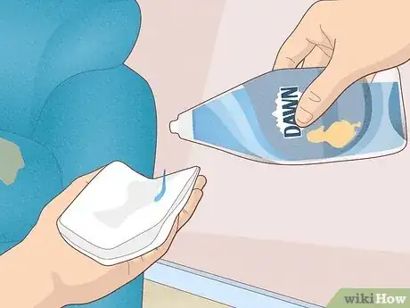 Immagine titolata Get a Stain out of a Microfiber Couch Step 2