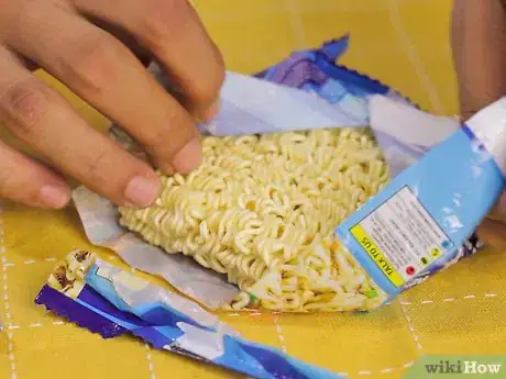 Immagine titolata Make Ramen Noodles in the Microwave Step 1