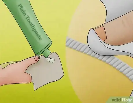 Immagine titolata Use Toothpaste to Clean Silver Jewelry Step 4  