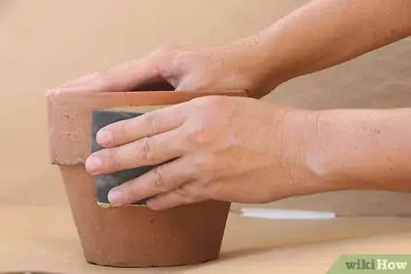 Immagine titolata Paint New Terracotta Pots Step 2