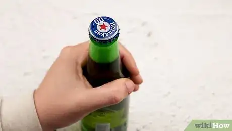 Immagine titolata Open a Beer Bottle with a Key Step 1