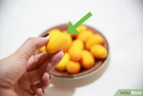 Immagine titolata Eat a Kumquat Step 3