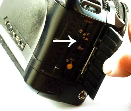 Immagine titolata 2 T90_battery_check_button_631.JPG