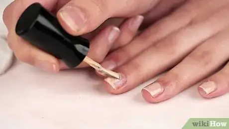 Immagine titolata Buff Your Nails Step 11