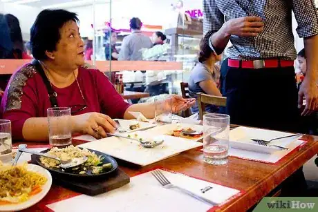 Immagine titolata Make Good Tips As a Waiter Step 6