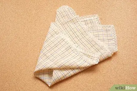 Immagine titolata Fold a Handkerchief Step 11
