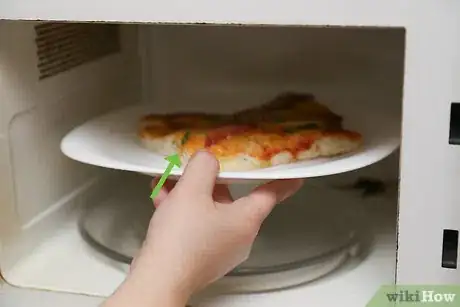 Immagine titolata Revitalize Day Old Pizza in a Microwave Step 4